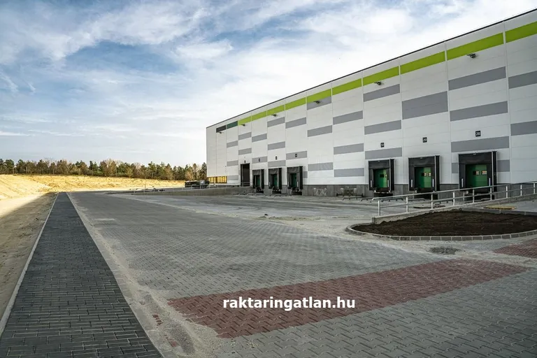 Raktár kiadó 4 000 m2 Fót M3-as autópálya mellett