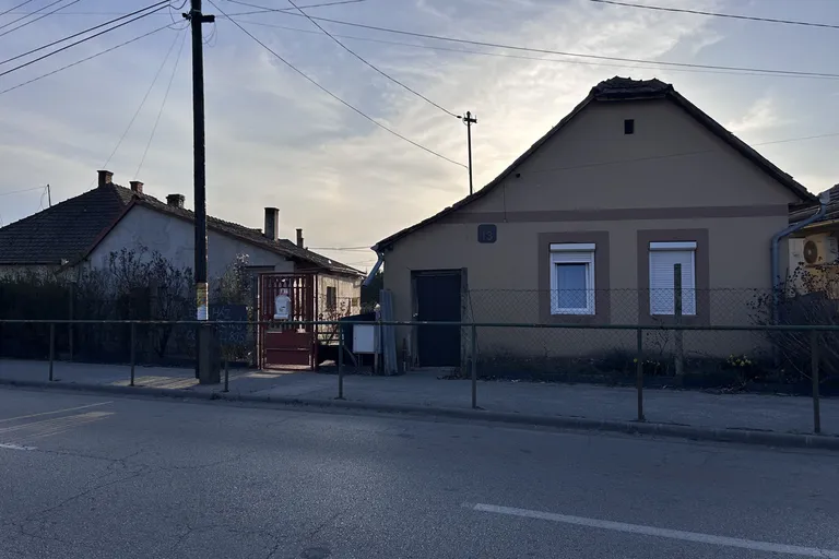 Dupla otthon-dupla lehetőség! Izsákon közel a központhoz 521 m²-es telken két 1 szobás családi ház eladó!