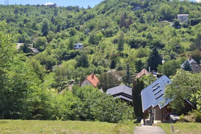 Békásmegyer Ófaluban 96 m2-es 3 és fél szobás, igényesen felújított, csodás panorámás családi ház eladó!
