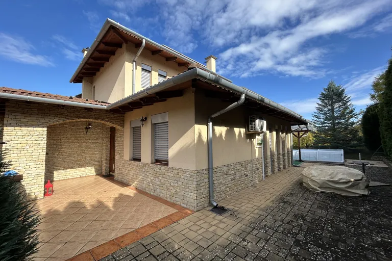 Luxus családi ház Balatonbogláron eladó!
