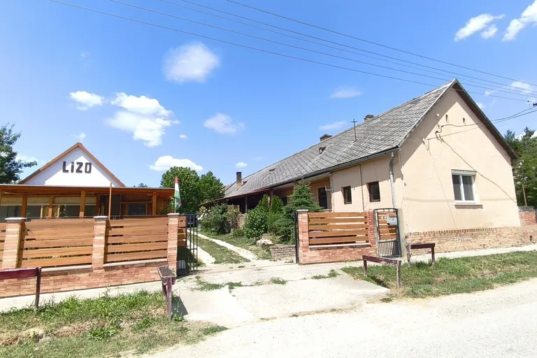Felsőnyéken 120 m²-es, 2 szobás családi ház működési engedéllyel és bejáratott vásárlói körrel rendelkező büféépülettel eladó!