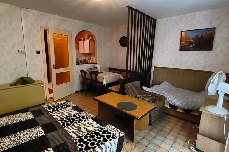 Dombóváron, Gunarasfürdő szomszédságában, 36 m2-es, 1 szobás, földszinti, erkélyes téglalakás, zárt lakóparkban ELADÓ!