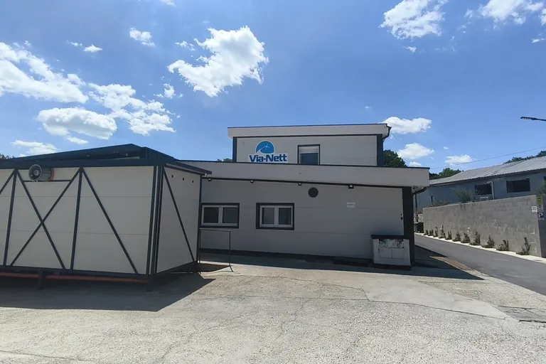 Balatonfűzfőn, 3 szintes családi vállalkozás ipari telephelye, 160 m2-es felújított lakótérrel ELADÓ!