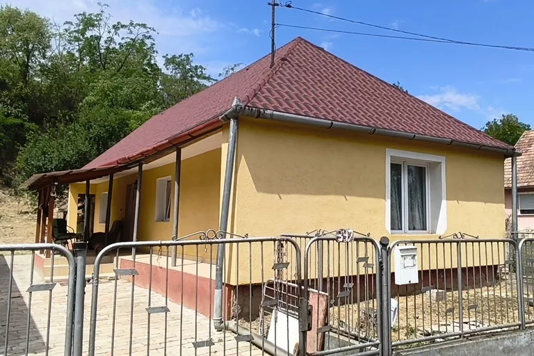 Tolna megyében, Szakályban, 2 szobás, szigetelt, felújított családi ház, új tetővel, cserépkályhával ELADÓ!