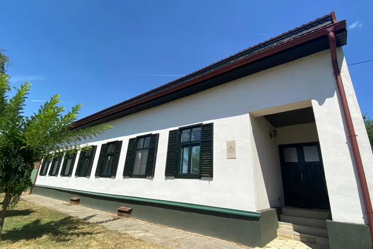Kúria jellegű, teljesen felújított, 200 nm-es családi ház Lajoskomáromban, 20 km-re a Balatontól eladó!