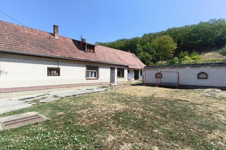 Pincehelyen, 140 m2-es, 4 szobás + nappalis, tetőtér beépítéses családi ház ELADÓ!