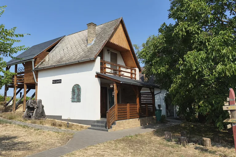 Nagykónyiban, 2 szintes, 47 m2-es vendégház, gyönyörű panorámával, dézsafürdővel ELADÓ!