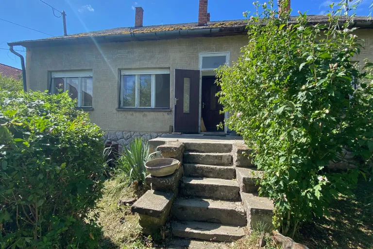 Zombán felújítandó 4 szobás, 110 m²-es családiház, 2911 m²-es telekkel, gyümölcsfákkal eladó!