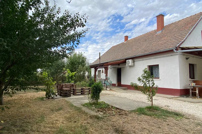Mezőszilason 82 m²-es családi ház 1720 m²-es telekkel, gyümölcsfákkal, nagy terasszal eladó