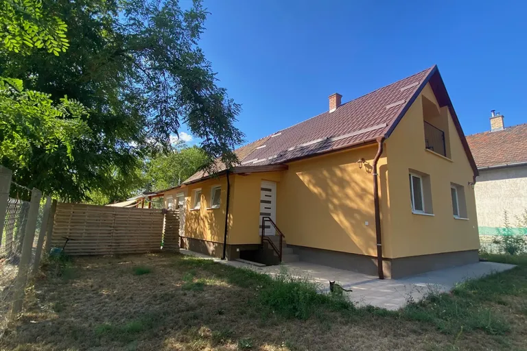 Dömsödön a Duna parthoz közel, körbekerített ikerházfél csendes utcában eladó!