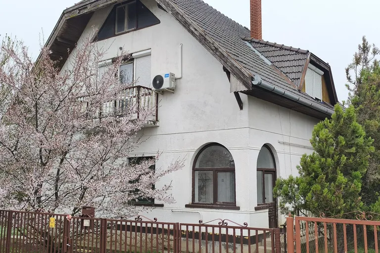 Tamási csendes részén, 2 szintes ház különleges adottságokkal (garázs, műhely, kisház a telken) ELADÓ!