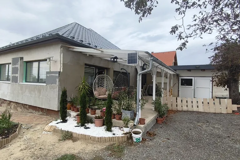 Tolnanémediben, 120 m2-es amerikai- konyhás nappalis, felújított téglaépítésű családi ház, 2 garázzsal, nagy telekkel ELADÓ!