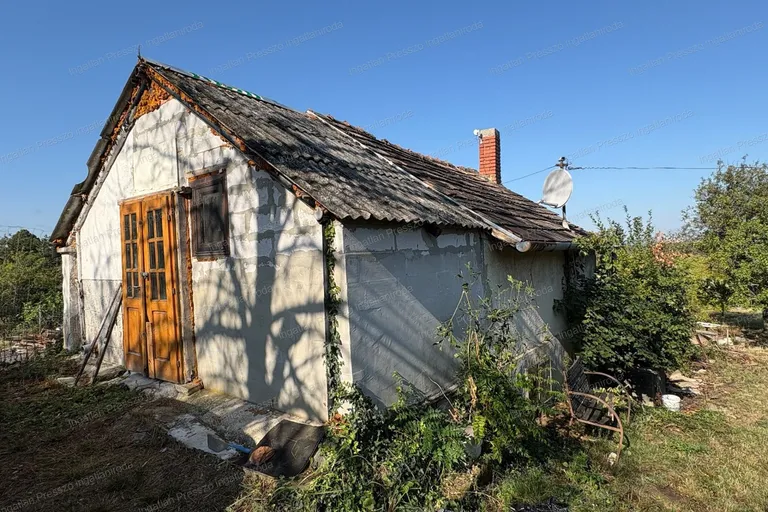 Eladó összesen 70 m2-es nyaraló Zalahalápon!