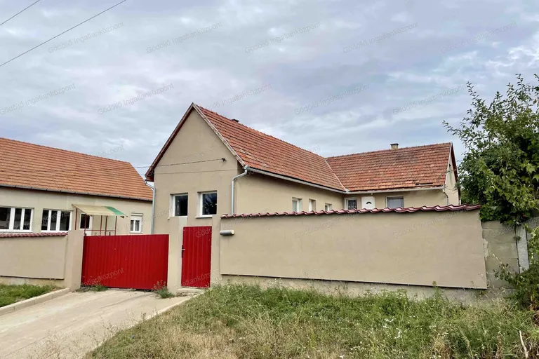 Eladó családi ház – Valkó