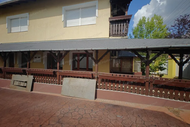 Eladó családi ház – Erdőkertes