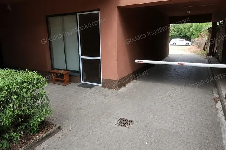 Eladó üzlethelyiség – Gödöllő