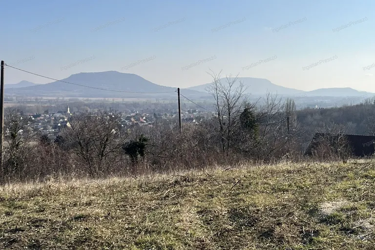 Eladó Tanúhegyekre néző zártkert Lesenceistvándon!