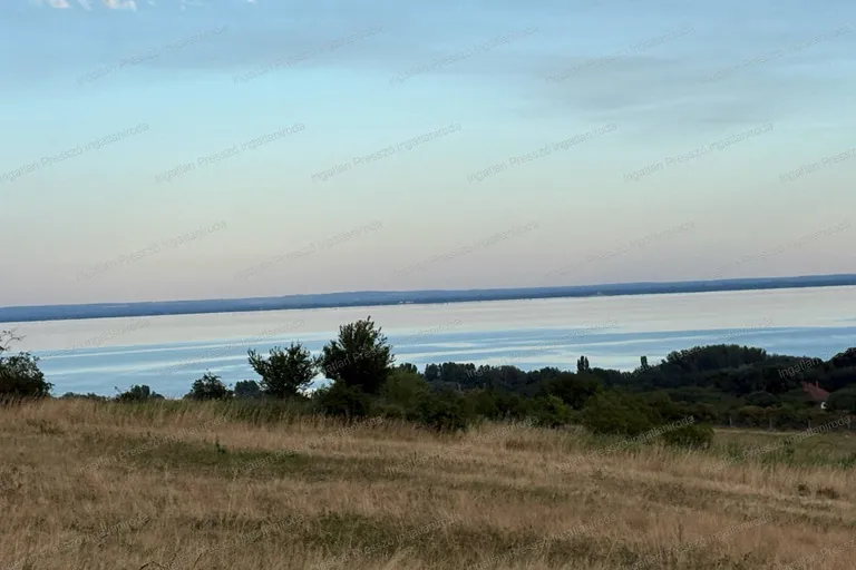 Eladó panorámás külterület Balatonedericsen
