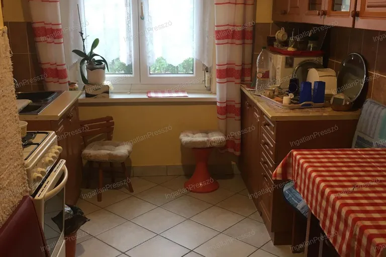 Eladó lakás 1/2 tulajdoni hányad Sümegen