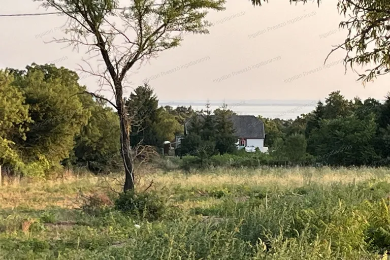 Eladó balatoni részpanorámás zártkert Révfülöpön