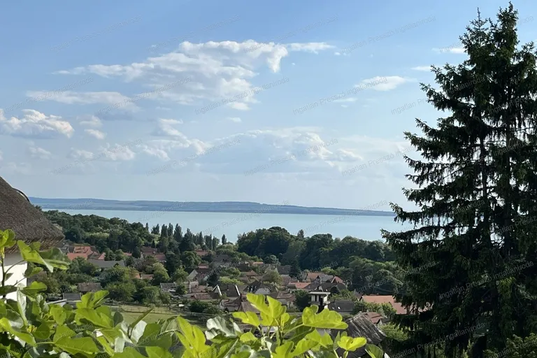 Eladó panorámás családi ház Szigligeten