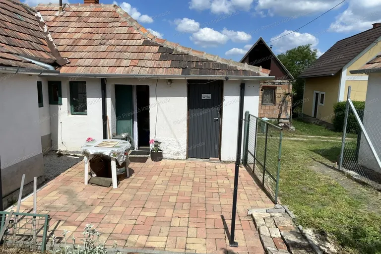 Eladó gazdasági épület a Somló-hegy lábánál, Somlószőlősön