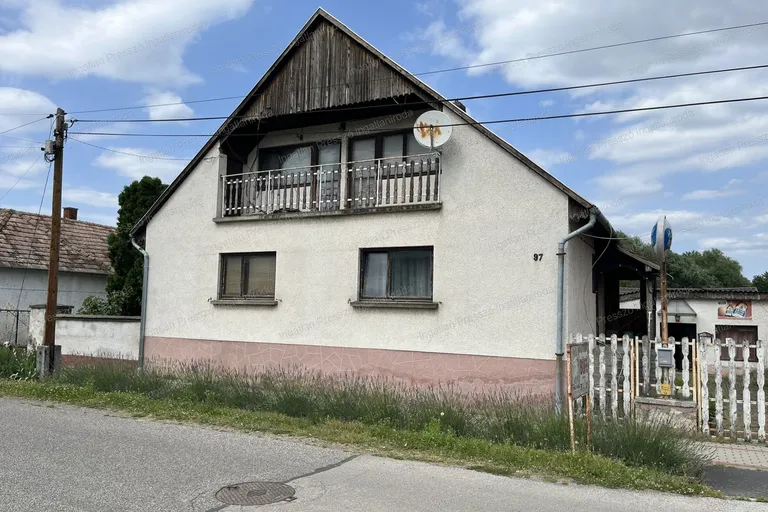 Eladó 3 szintes 7 szobás családi ház Lesenceistvándon
