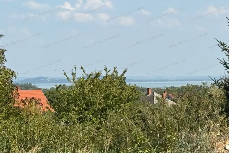 Eladó rész balatoni panorámás 3%-ban beépíthető zártkerti telek Balatonedericsen!