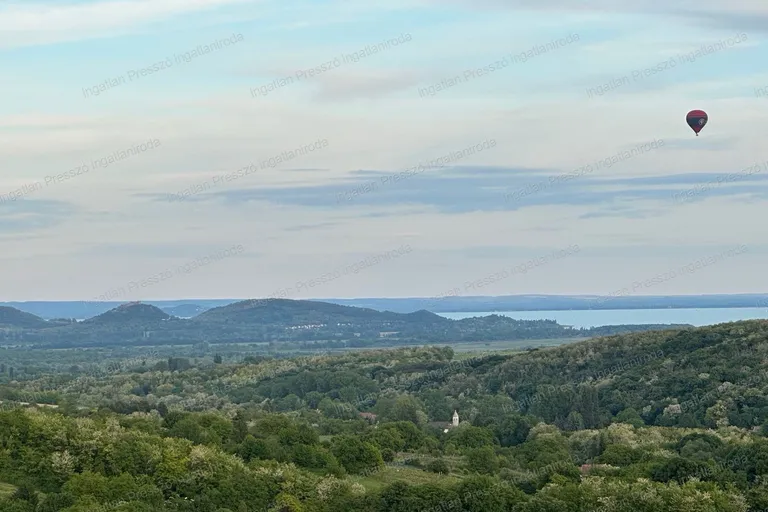 Eladó balatoni panorámás teljeskörűen felújított dupla nyaraló Lesencefalun