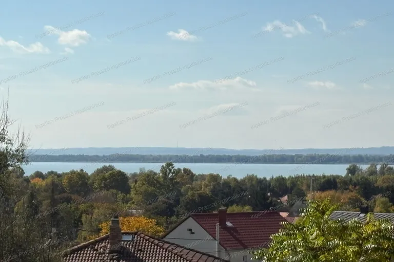 Eladó BALATONI panorámás építési telek Gyenesdiáson