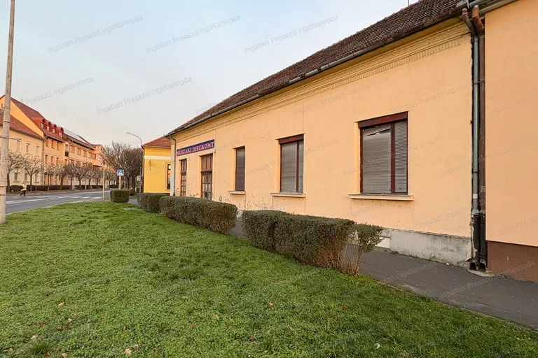 Eladó 3 szobás felújítandó családi ház Tapolcán a belvárosban!