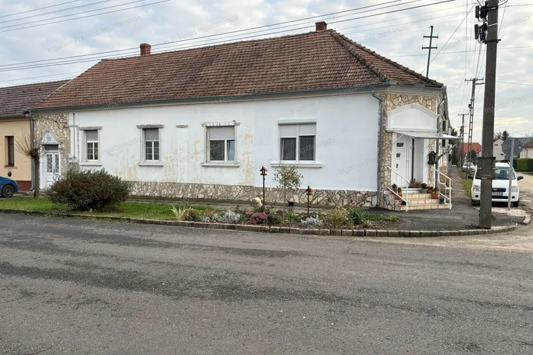 Eladó nappali + 3 szobás kert kapcsolatos lakás Celldömölkön!