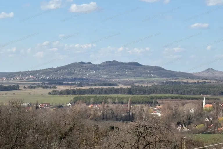 Eladó hétvégi hobbi telek a Csobáncon!