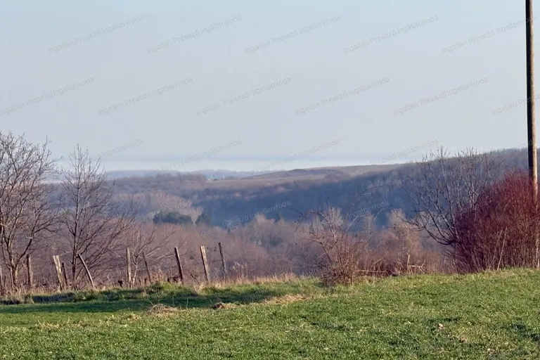 Eladó balatoni panorámás kis zártkert Lesencefalun!