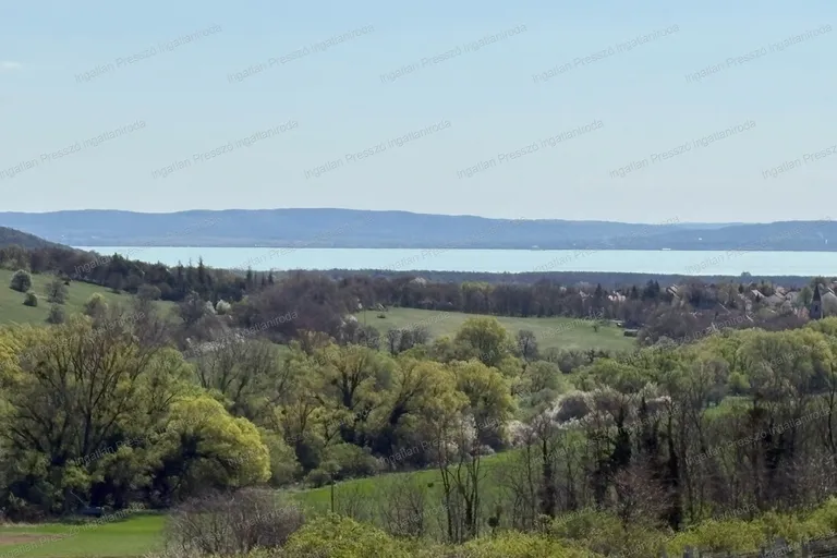 Eladó balatoni panorámás, beépíthető zártkert Balatoncsicsón!