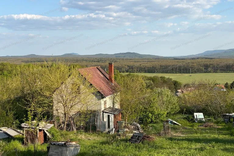 Eladó tájpanorámás összesen 85 m2-es 3 nyaraló Sümegen!
