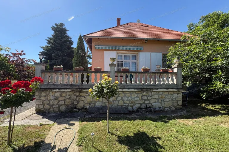 Eladó szomszédmentes balatoni részpanorámás nyaraló Balatonedericsen