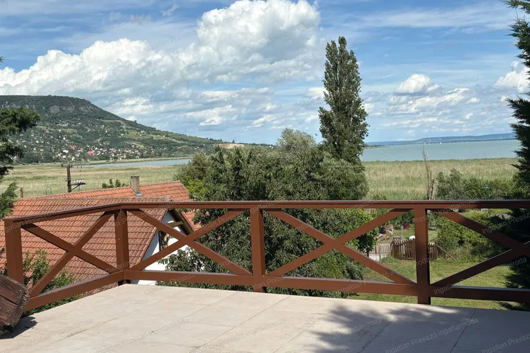 Eladó örök balatoni panorámás nyaraló Szigligeten a Réhelyi úton!