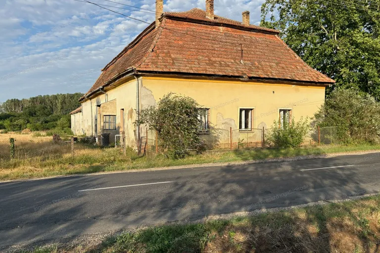 Eladó falu széli belterületi családi ház/birtok/tanya melléképülettel Keléden 3,9 hektár területtel!