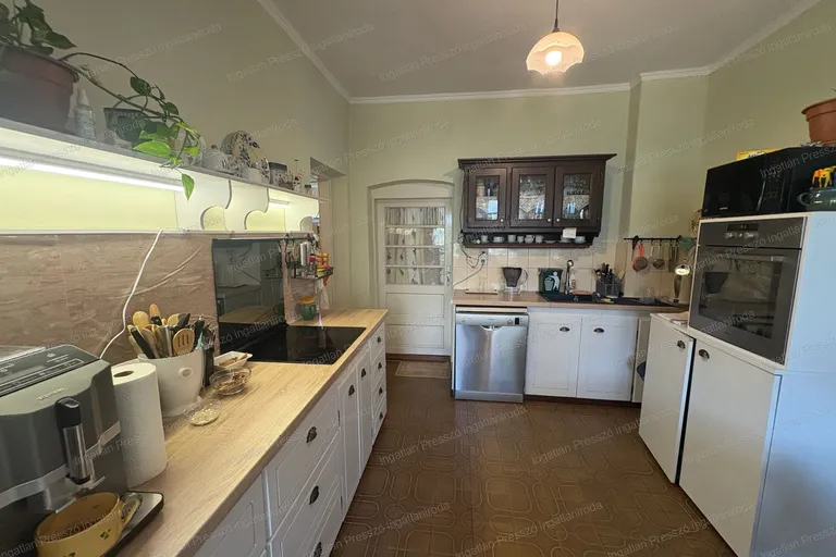 Eladó Keléden részben szomszéd mentes 82 m²-es, jó állapotú, nappali + 2 szobás családi ház!