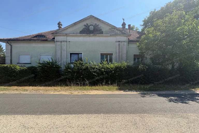 Eladó 3,5 szobás 90 m2-es felújítandó lakás kert kapcsolattal Ukkon!