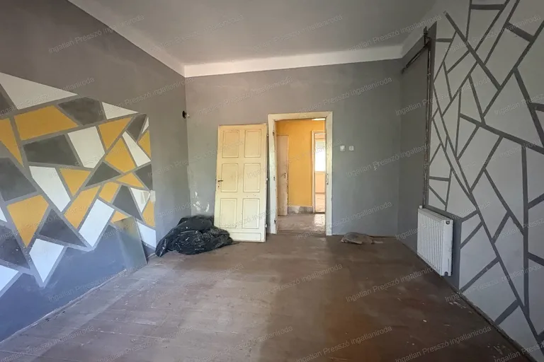 Eladó 3,5 szobás 90 m2-es felújítandó lakás Ukkon!