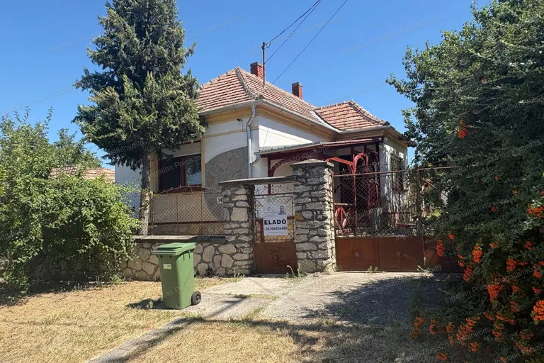 Eladó Csabrendeken 2 szobás, költözhető ház, csendes mellék utcában!