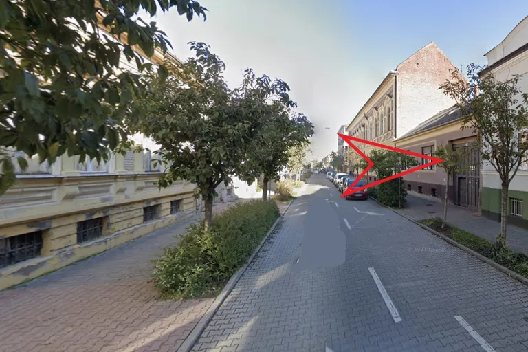 Debrecen, Zsidónegyedben utcafronti házrész eladó