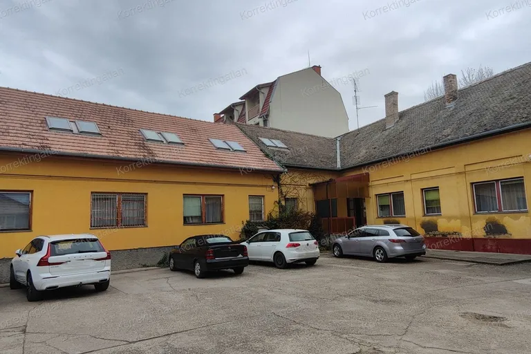 Belvárosi 1500nm telken 800nm családi ház + 250nm raktár vagy építési telek