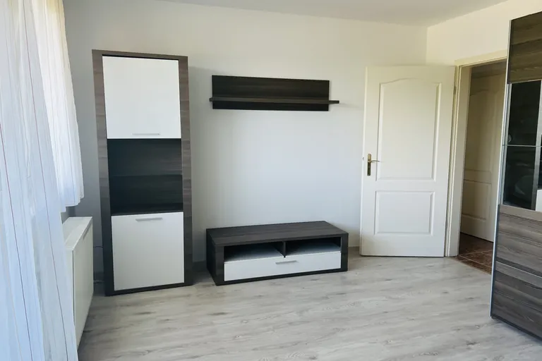 Szombathelyen II. emeleti 2 szobás bútorozott, gépesített lakás kiadó