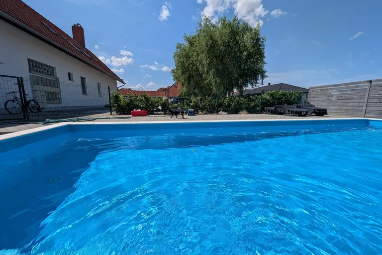 Bükön 1+2 fél szobás erkélyes akás eladó zárt udvarban,saját parkolóval,medencehasználattal