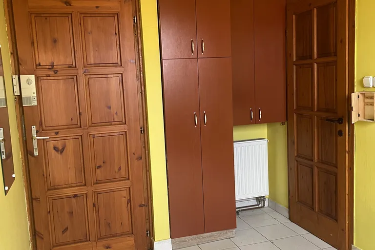 Szombathelyen 2 szobás,II. emeleti lakás eladó családi házas övezetben