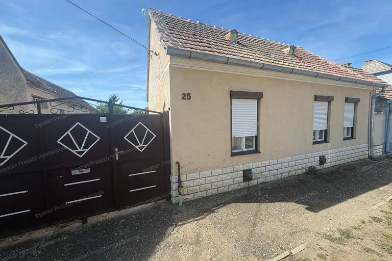 Eladó 2 szobás felújítandó, de lakható családi ház Jánosházán!