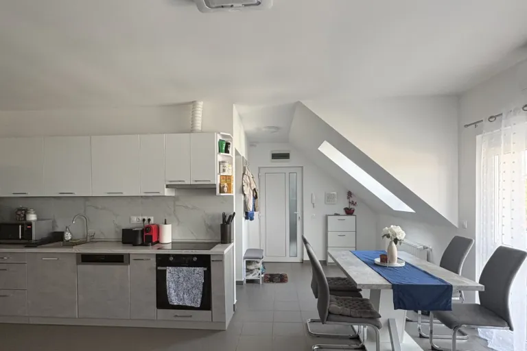 2020-BAN ÉPÜLT | ELSŐ TULAJDONOSTÓL | 73 M² LAKÓTERÜLET | 87 M² ALAPTERÜLET | 5 M² ERKÉLY | TÉGLAÉPÍTÉS + SZIGETELÉS | HATVANI HÓSTYA